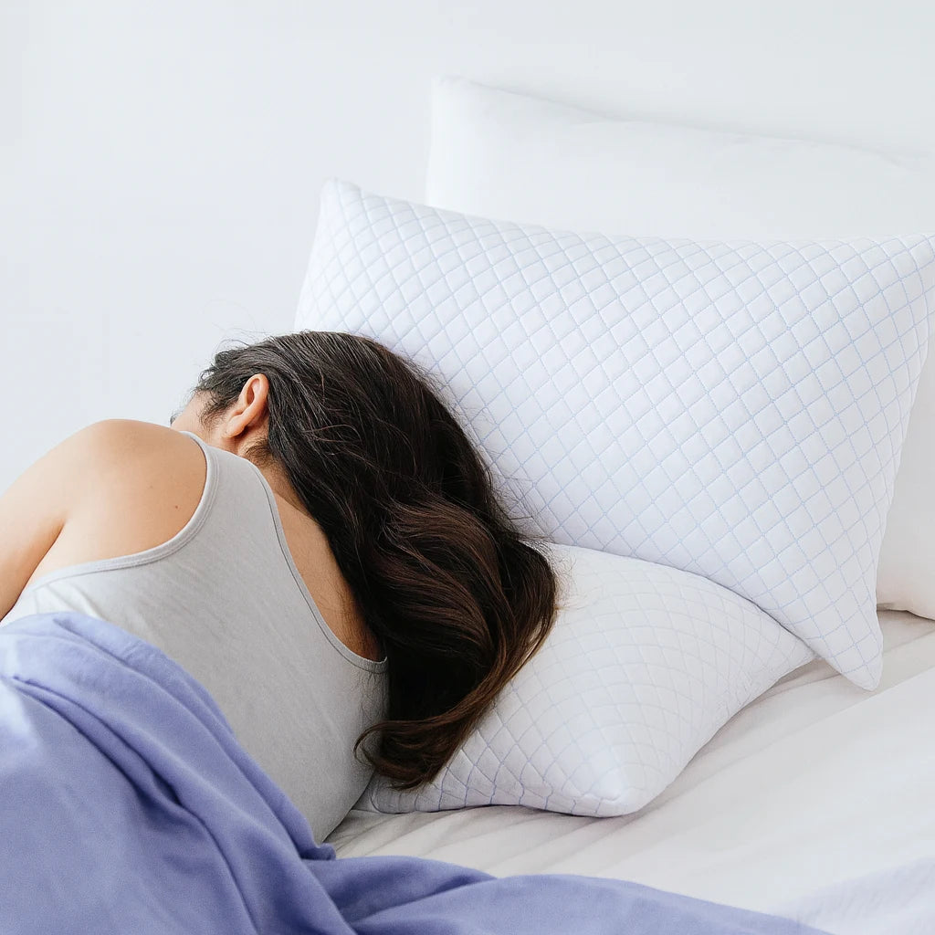 Dormeur sur le côté soutenu par un oreiller adapté