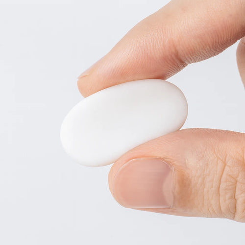 Bouchon silicone modelé entre deux doigts