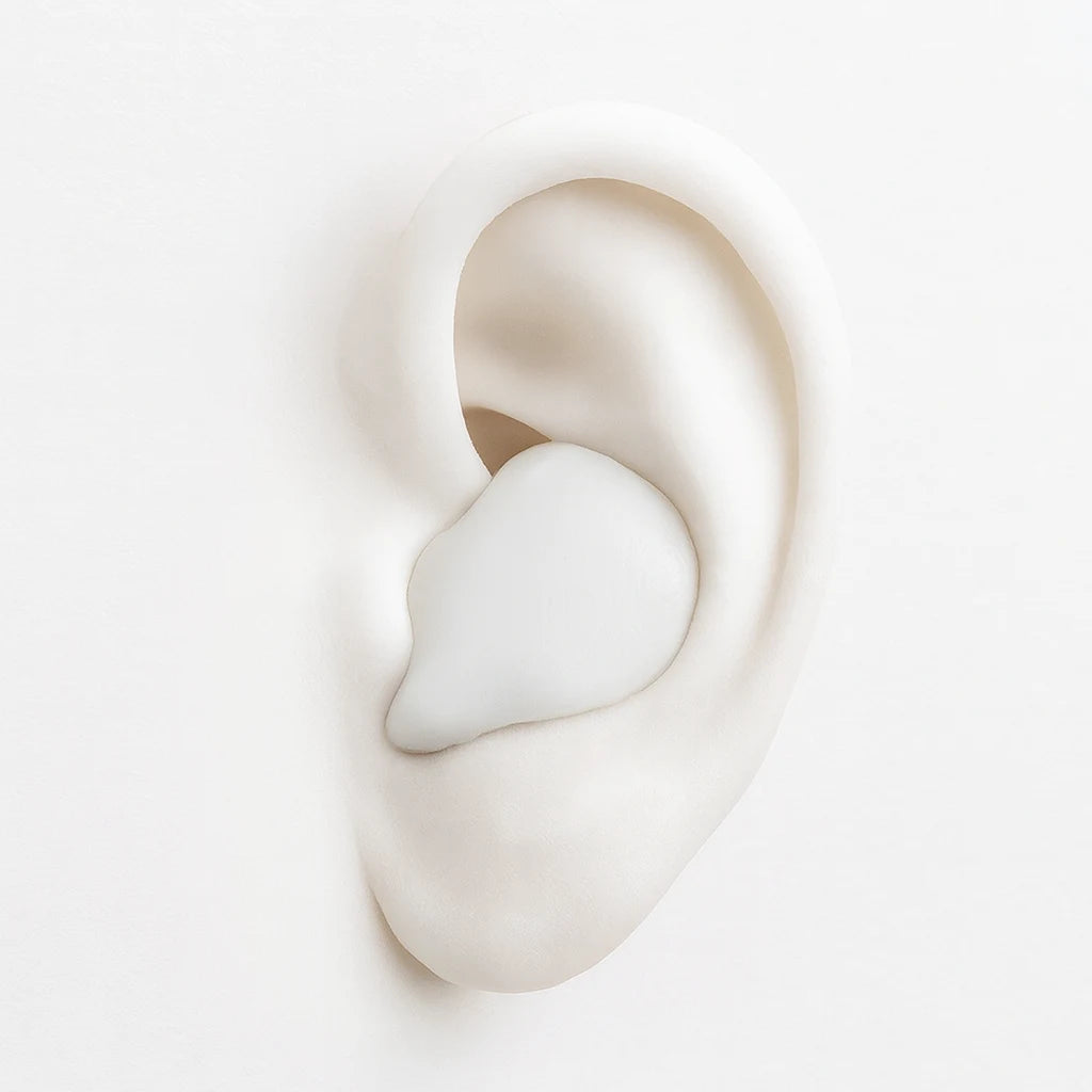 Bouchon silicone posé à plat sur l'entrée de l'oreille
