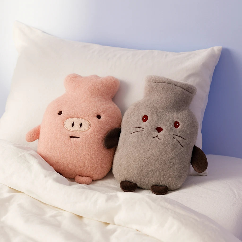 Bouillotte glissée sous la couette pour préchauffer le lit