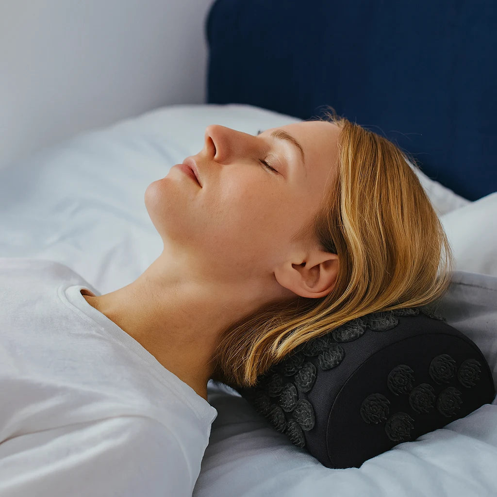 Coussin d'acupression sous la nuque en position allongée