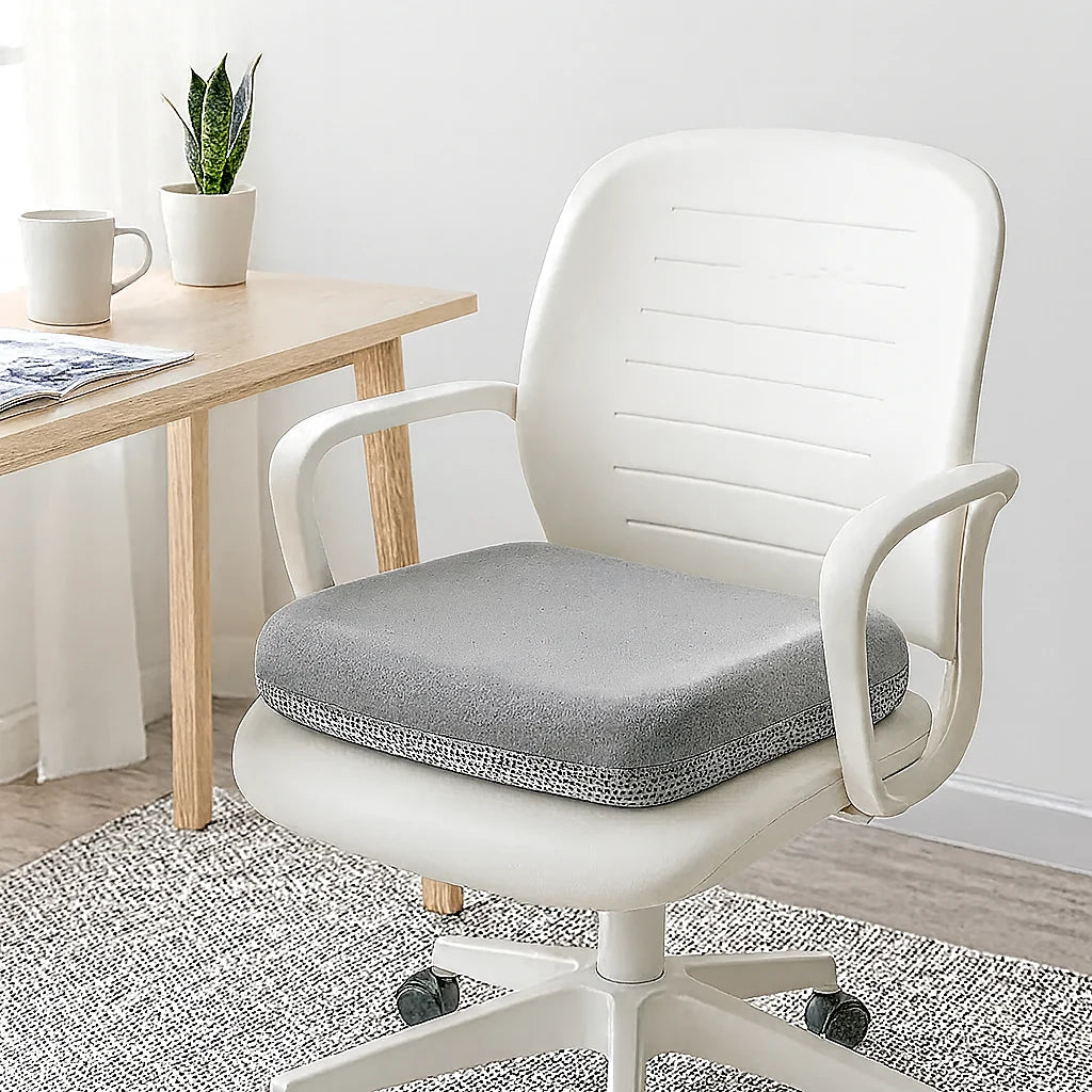 Coussin d'assise gris sur une chaise de bureau