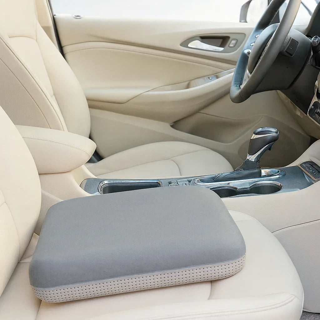 Coussin d'assise gris sur un siège de voiture