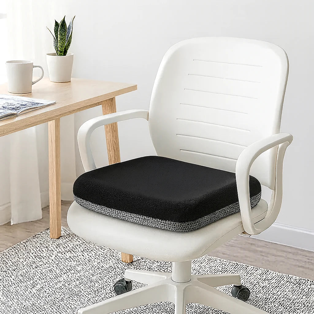 Coussin d'assise noir sur une chaise de bureau