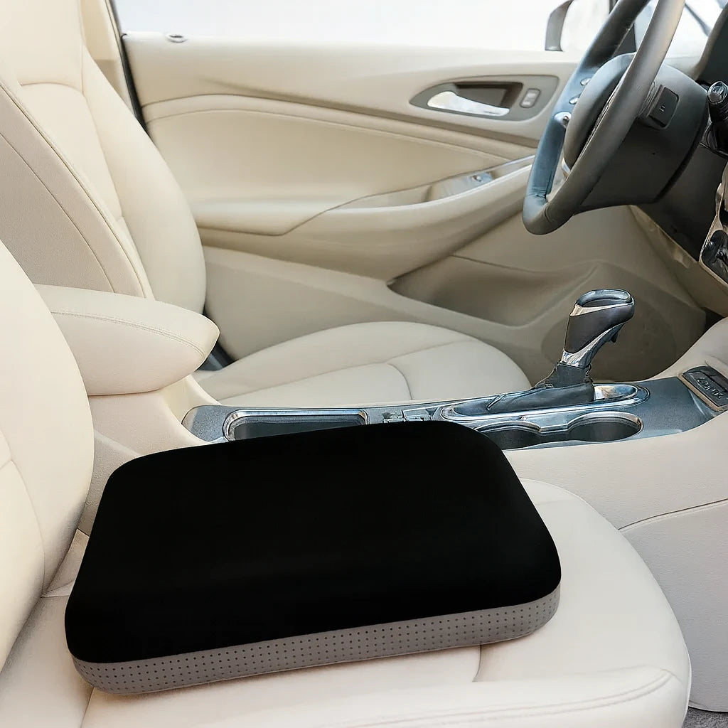 Coussin d'assise noir sur un siège de voiture