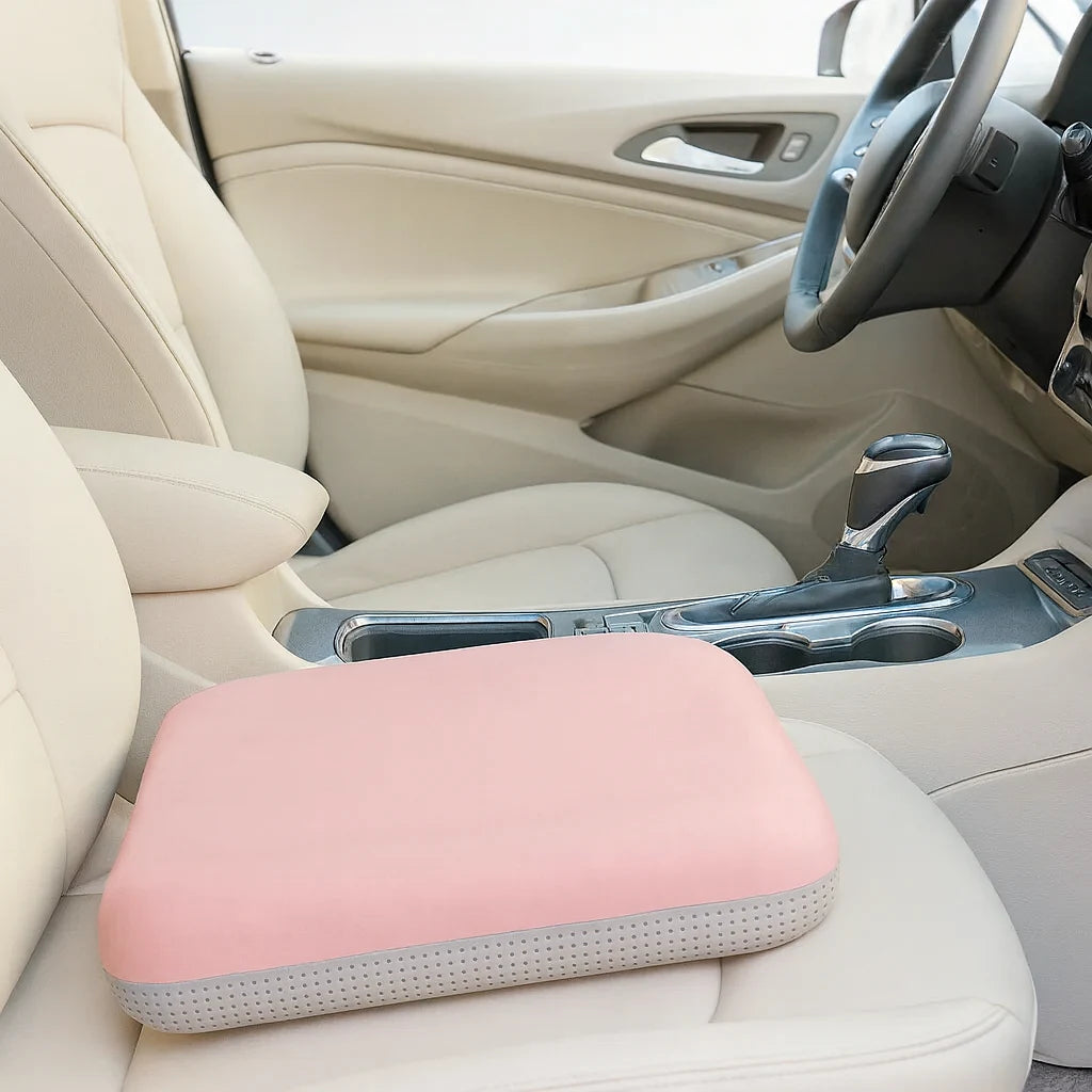 Coussin d'assise rose poudré sur un siège de voiture