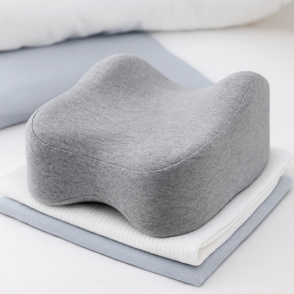 Forme double gorge du coussin de genoux gris en gros plan