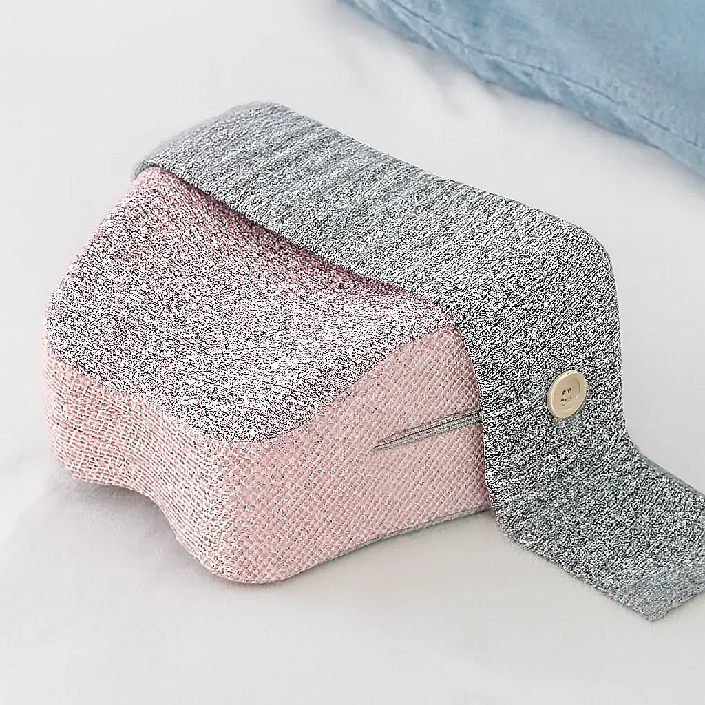 Détail de la sangle amovible du coussin de genoux rose poudré