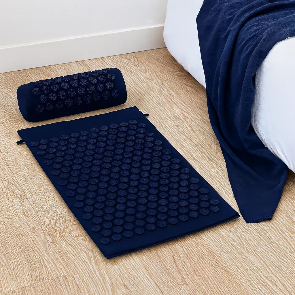 Kit d'acupression bleu nuit installé au sol, tapis et coussin
