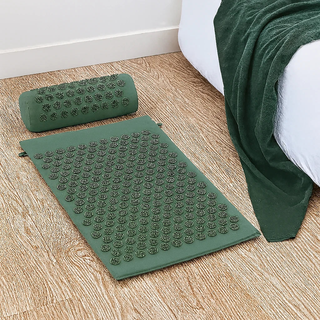 Kit d'acupression vert sauge installé au sol, tapis et coussin