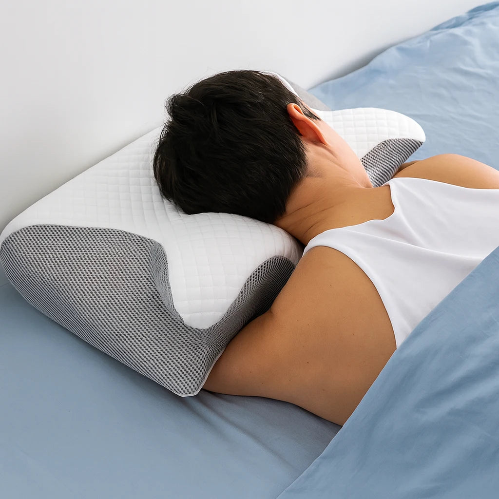 Dormeur sur le côté, bras sous l'aile de l'oreiller papillon blanc