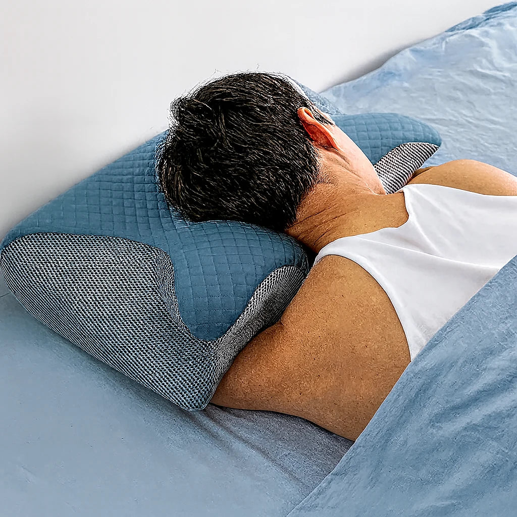 Dormeur sur le côté, bras sous l'aile de l'oreiller papillon bleu