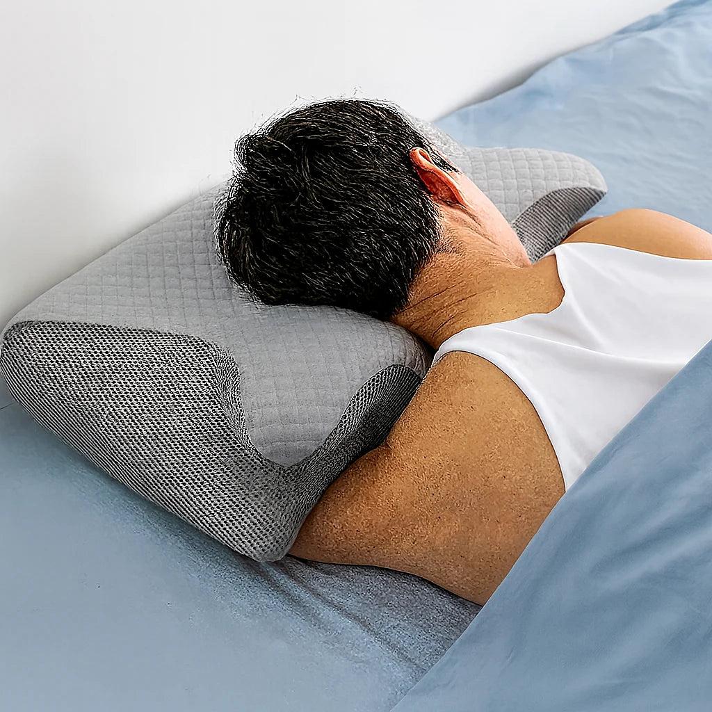 Dormeur sur le côté, bras sous l'aile de l'oreiller papillon gris
