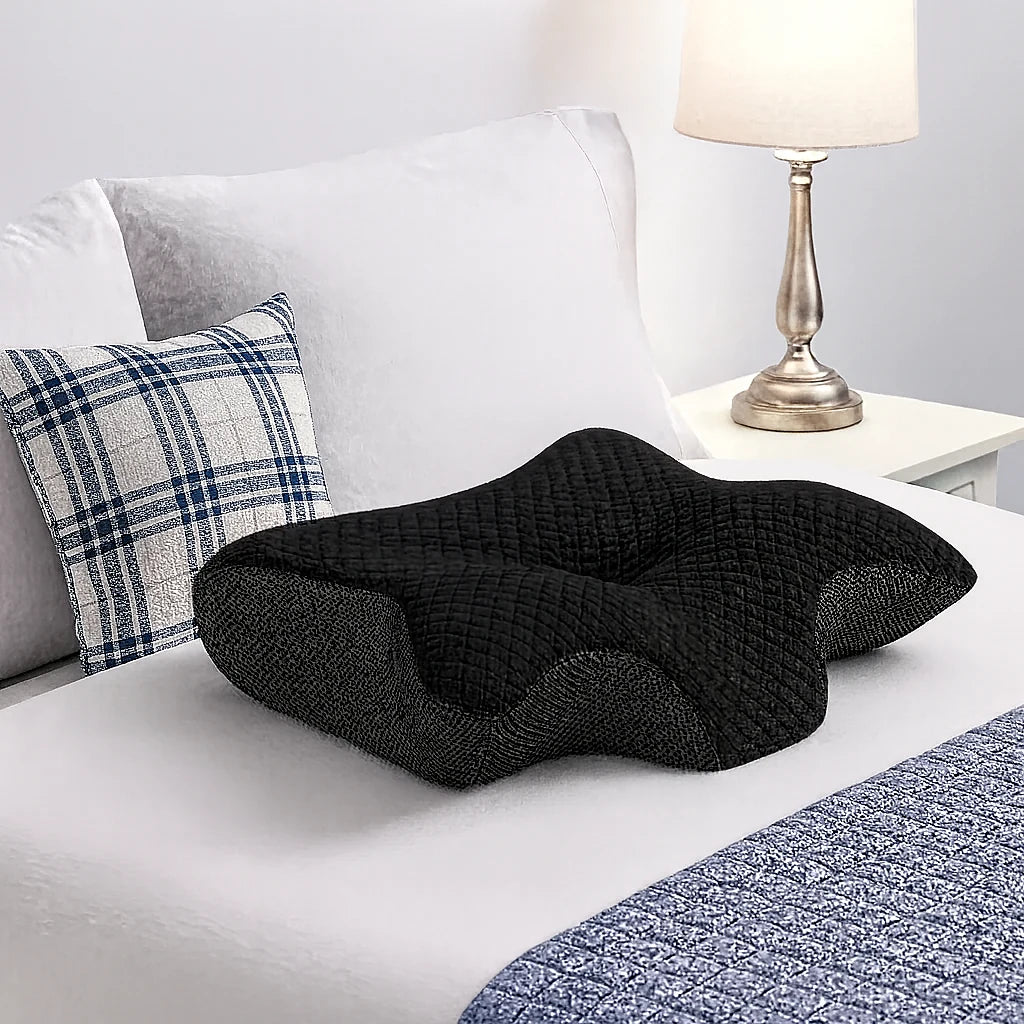 Oreiller papillon noir à la tête d'un lit apaisant