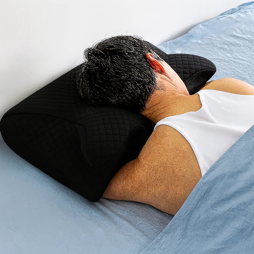 Dormeur sur le côté, bras sous l'aile de l'oreiller papillon noir