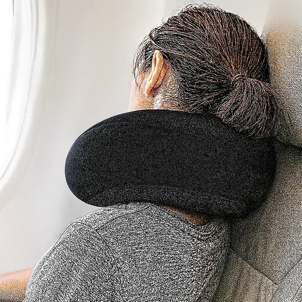 Oreiller de voyage noir porté en avion