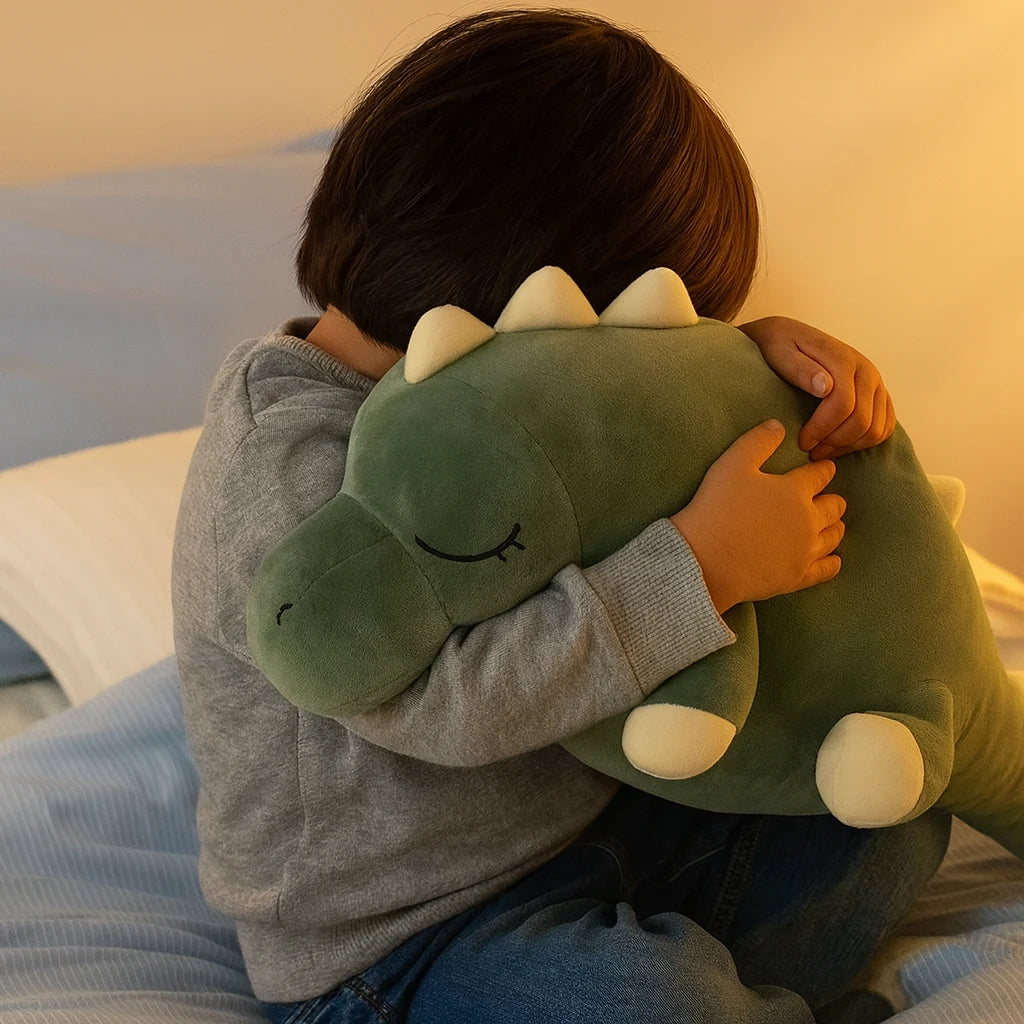 Enfant serrant sa peluche lestée dinosaure contre lui