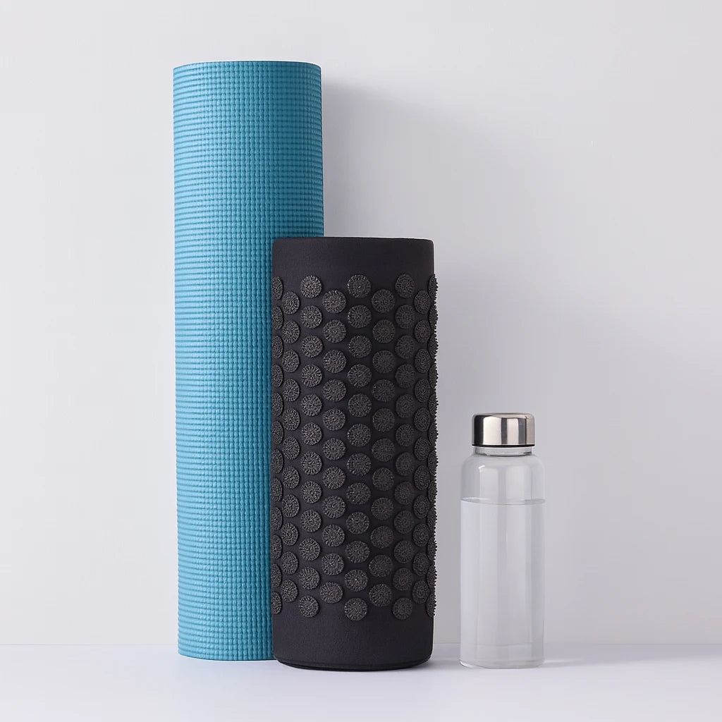 Tapis d'acupression roulé dans un coin récupération à la maison